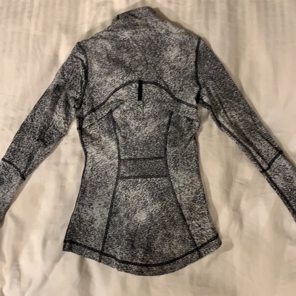 Lululemon Define jacket. Grey/Black. Size 2 - Picture 2 of 3